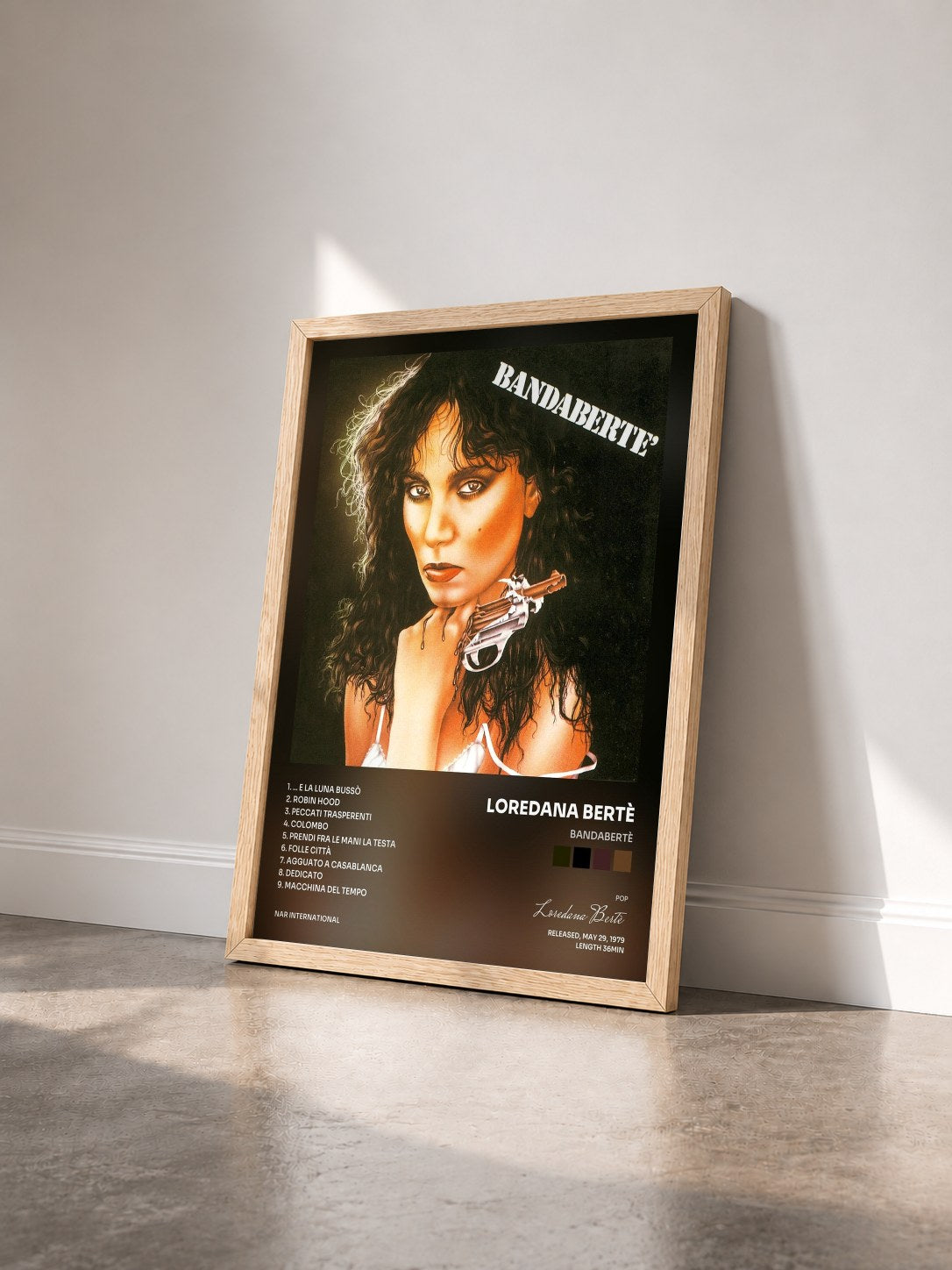 #bois Tableau de l'album BANDABERTÈ de Loredana Bertè vu de trois quarts, cadre en bois brut