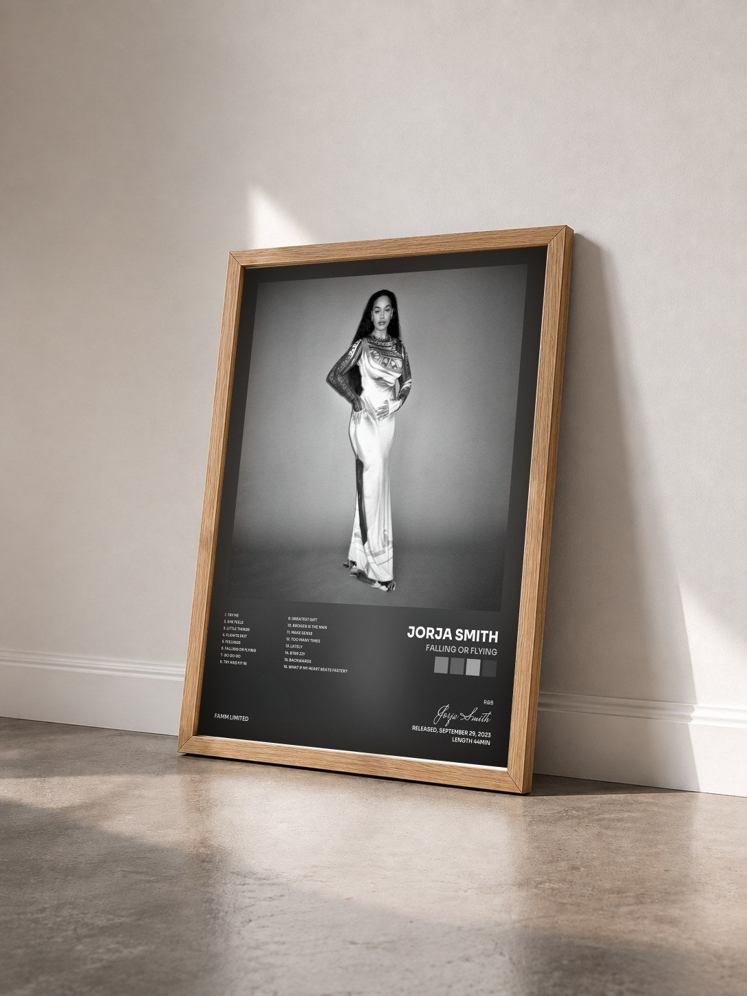 #bois Tableau de l'album falling or flying de Jorja Smith vu de trois quarts, cadre en bois brut
