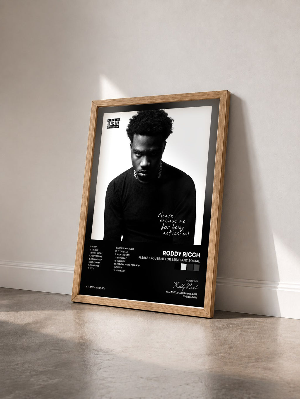 #bois Tableau de l'album Please Excuse Me for Being Antisocial de Roddy Ricch vu de trois quarts, cadre en bois brut