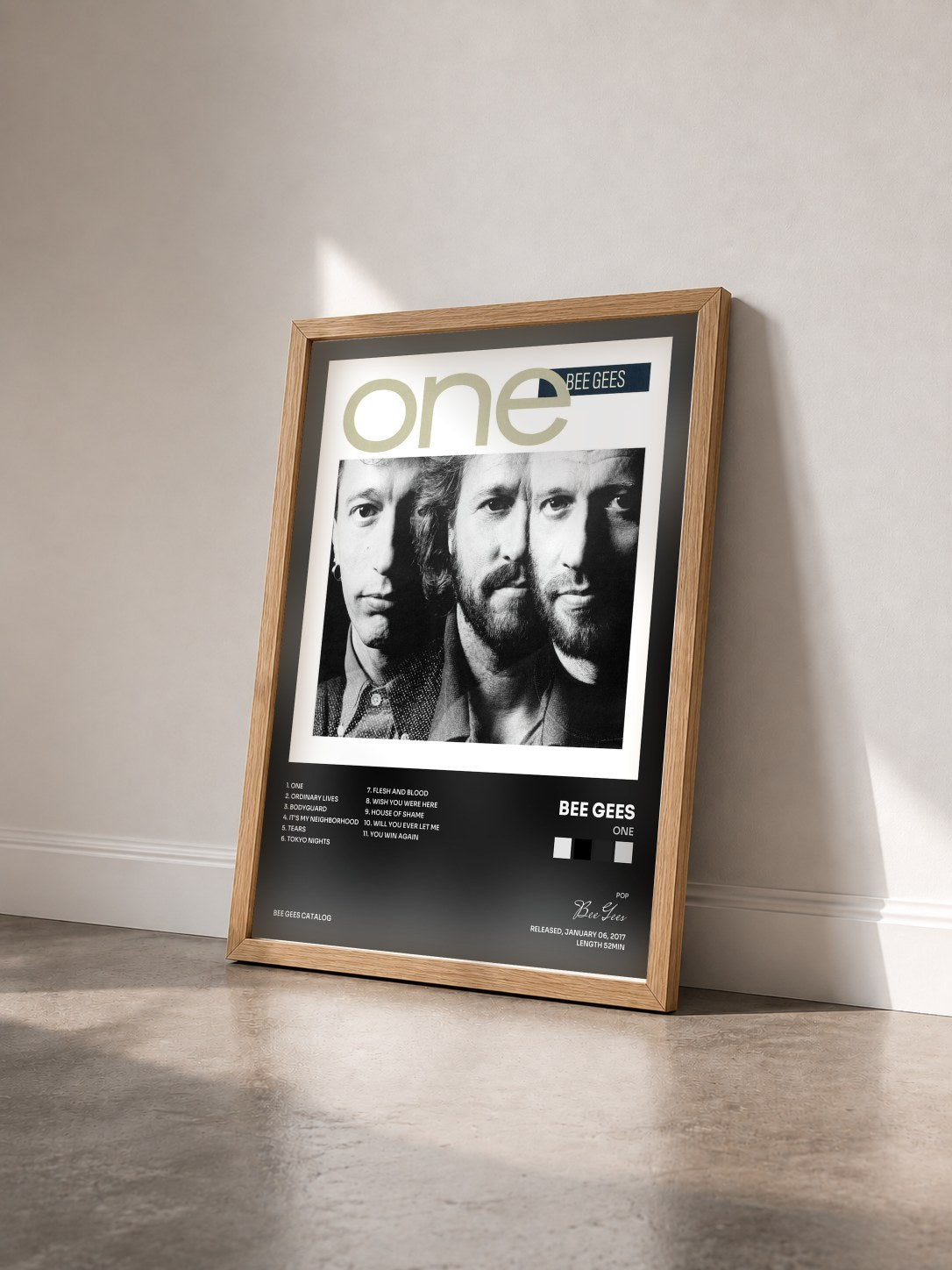#bois Tableau de l'album One de Bee Gees vu de trois quarts, cadre en bois brut
