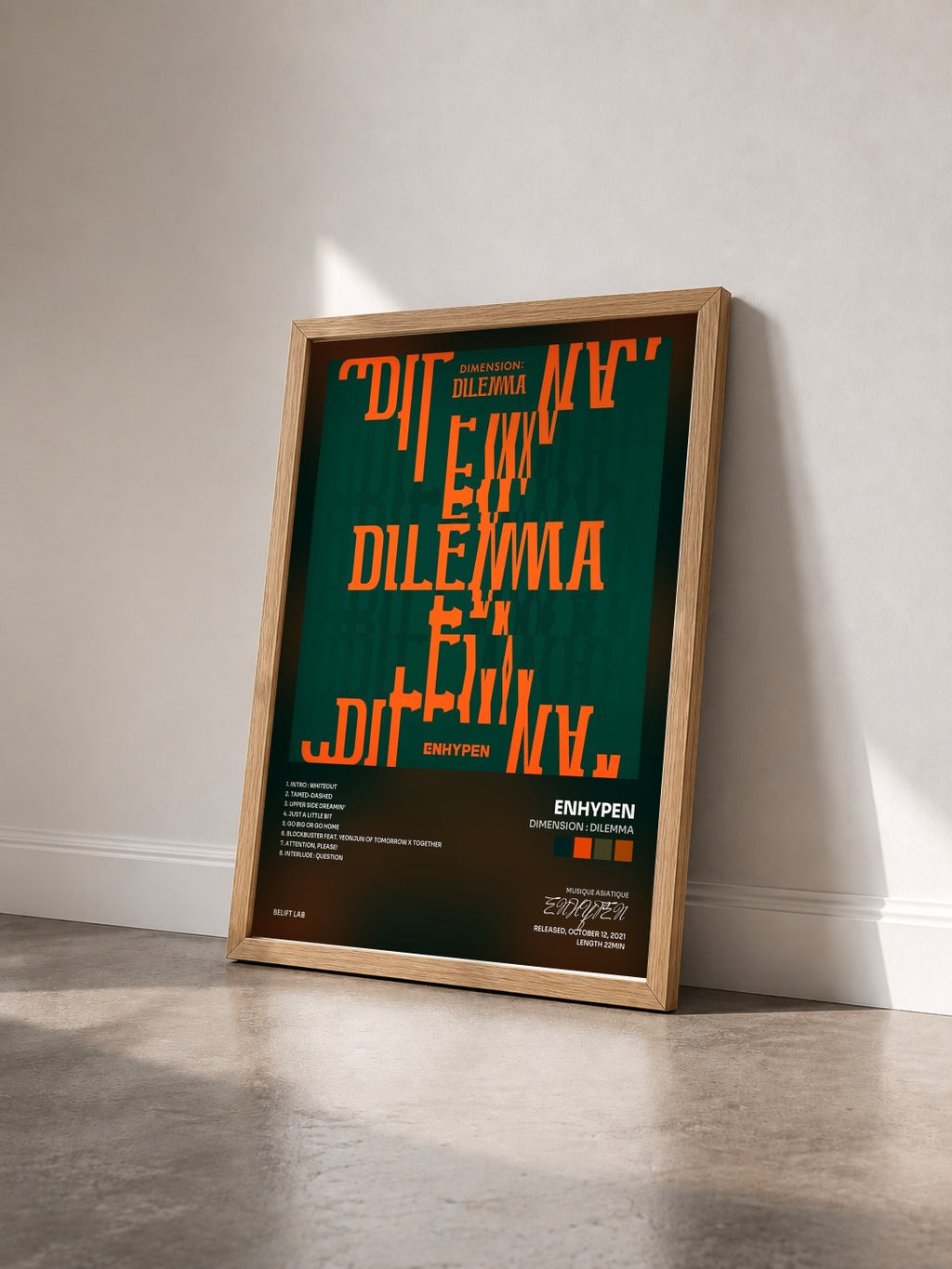 #bois Tableau de l'album DIMENSION : DILEMMA de ENHYPEN vu de trois quarts, cadre en bois brut