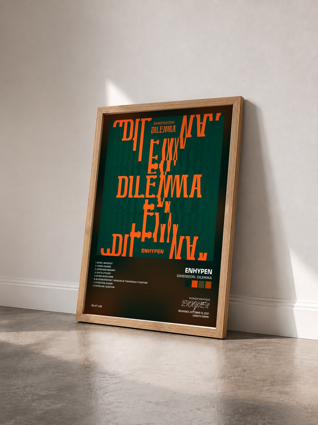#bois Tableau de l'album DIMENSION : DILEMMA de ENHYPEN vu de trois quarts, cadre en bois brut
