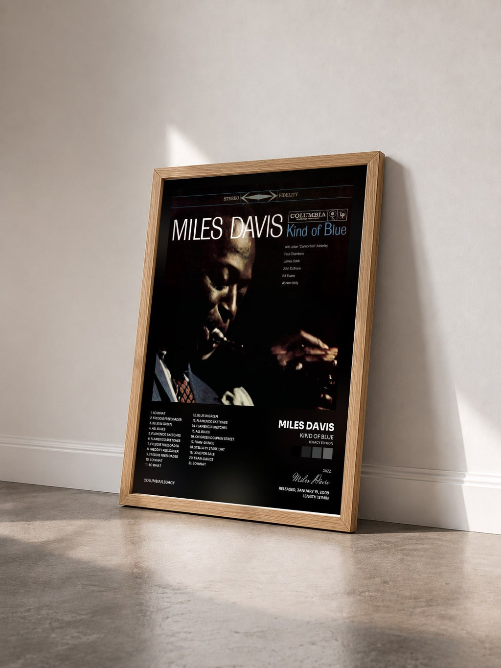 #bois Tableau de l'album Kind Of Blue (Legacy Edition) de Miles Davis vu de trois quarts, cadre en bois brut