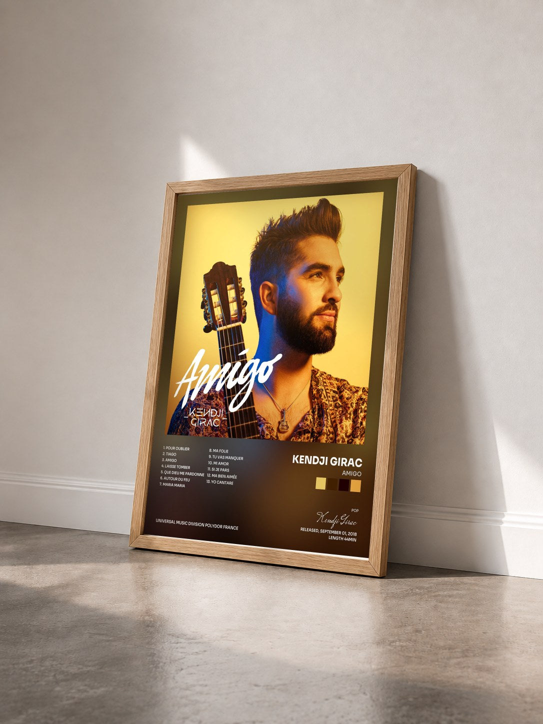 #bois Tableau de l'album Amigo de Kendji Girac vu de trois quarts, cadre en bois brut