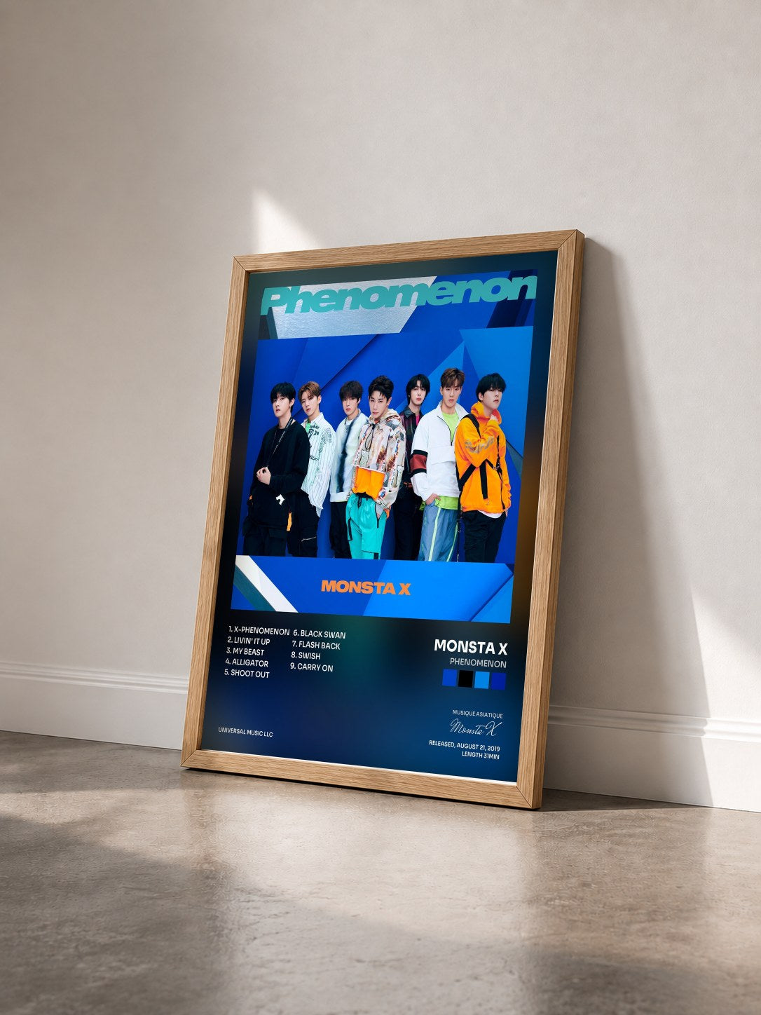 #bois Tableau de l'album Phenomenon de Monsta X vu de trois quarts, cadre en bois brut