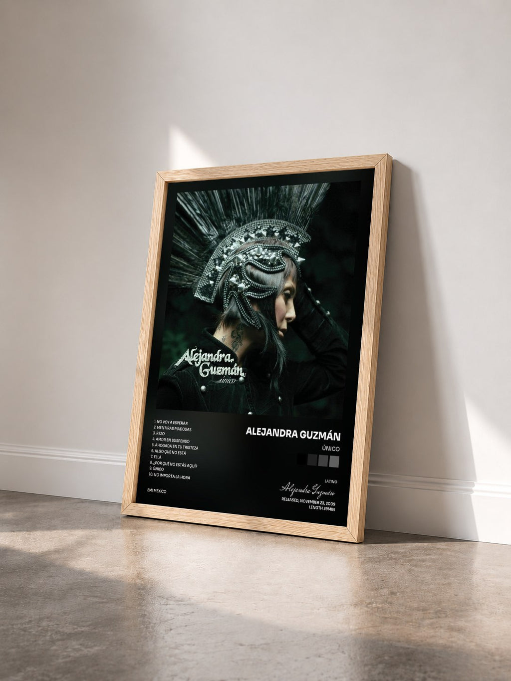 #bois Tableau de l'album Único de Alejandra Guzmán vu de trois quarts, cadre en bois brut