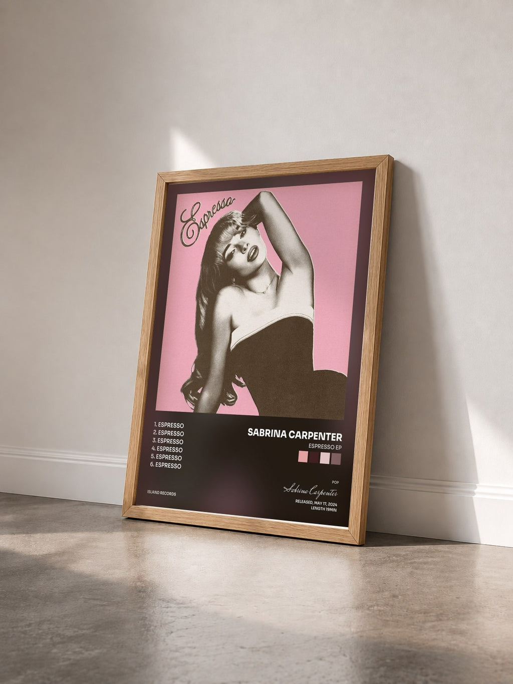 #bois Tableau de l'album Espresso EP de Sabrina Carpenter vu de trois quarts, cadre en bois brut
