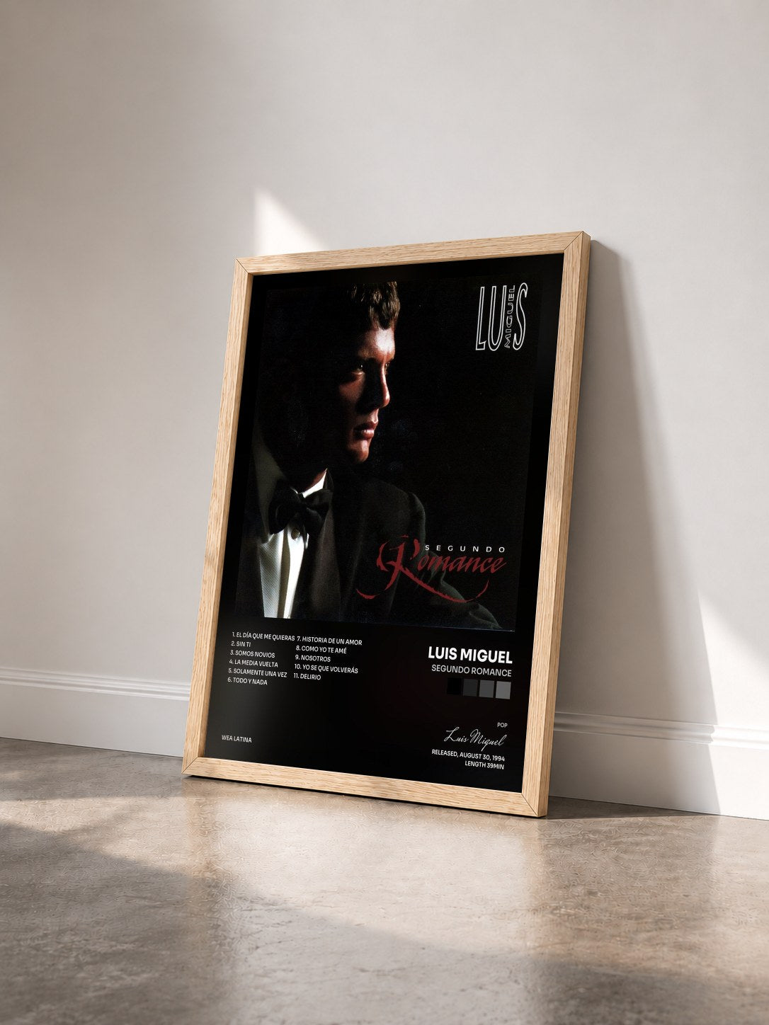 #bois Tableau de l'album Segundo Romance de Luis Miguel vu de trois quarts, cadre en bois brut