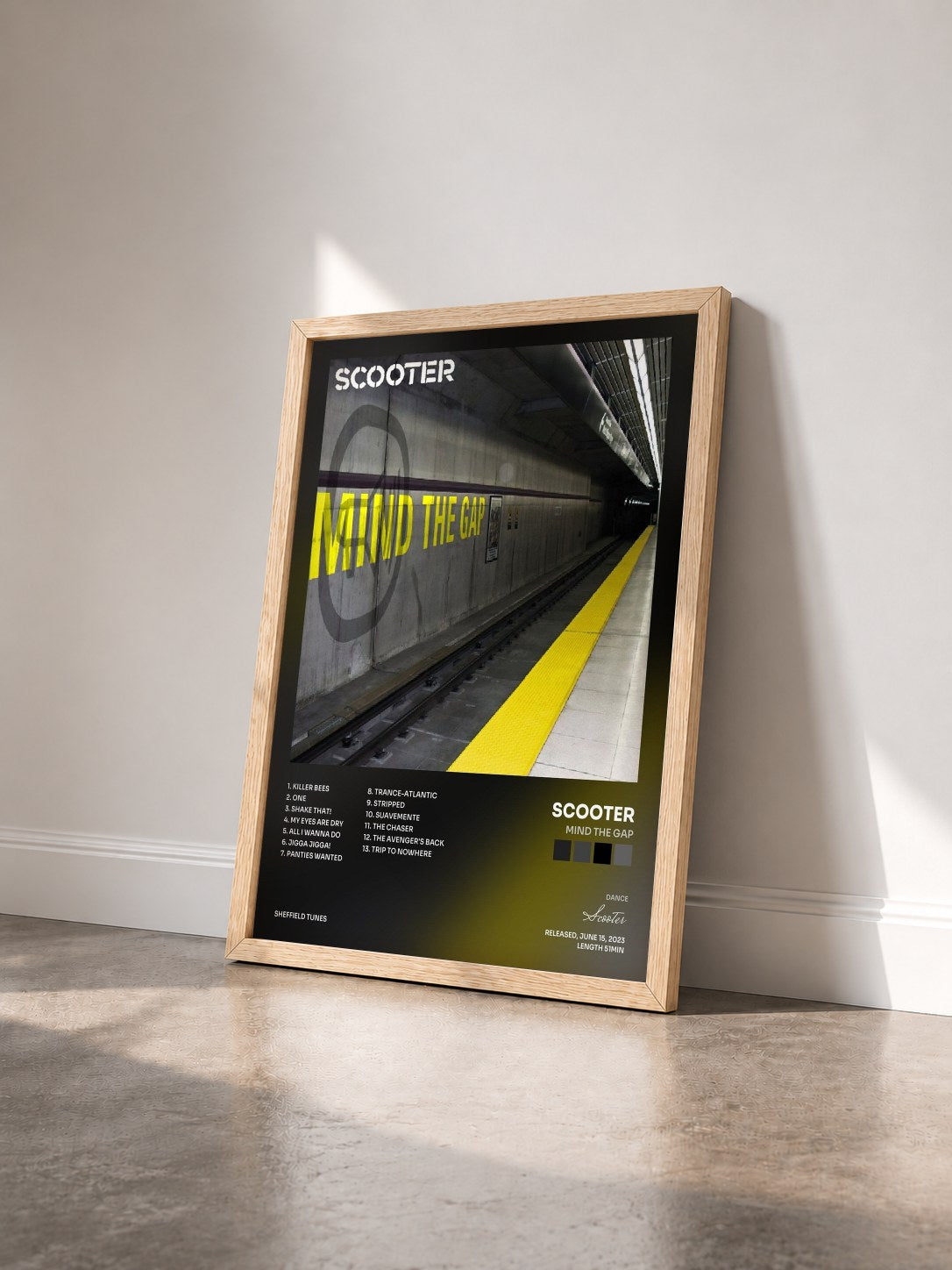 #bois Tableau de l'album Mind The Gap de Scooter vu de trois quarts, cadre en bois brut