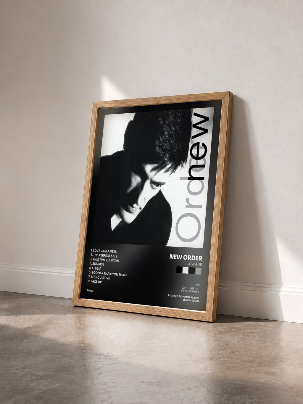 #bois Tableau de l'album Low-Life de New Order vu de trois quarts, cadre en bois brut
