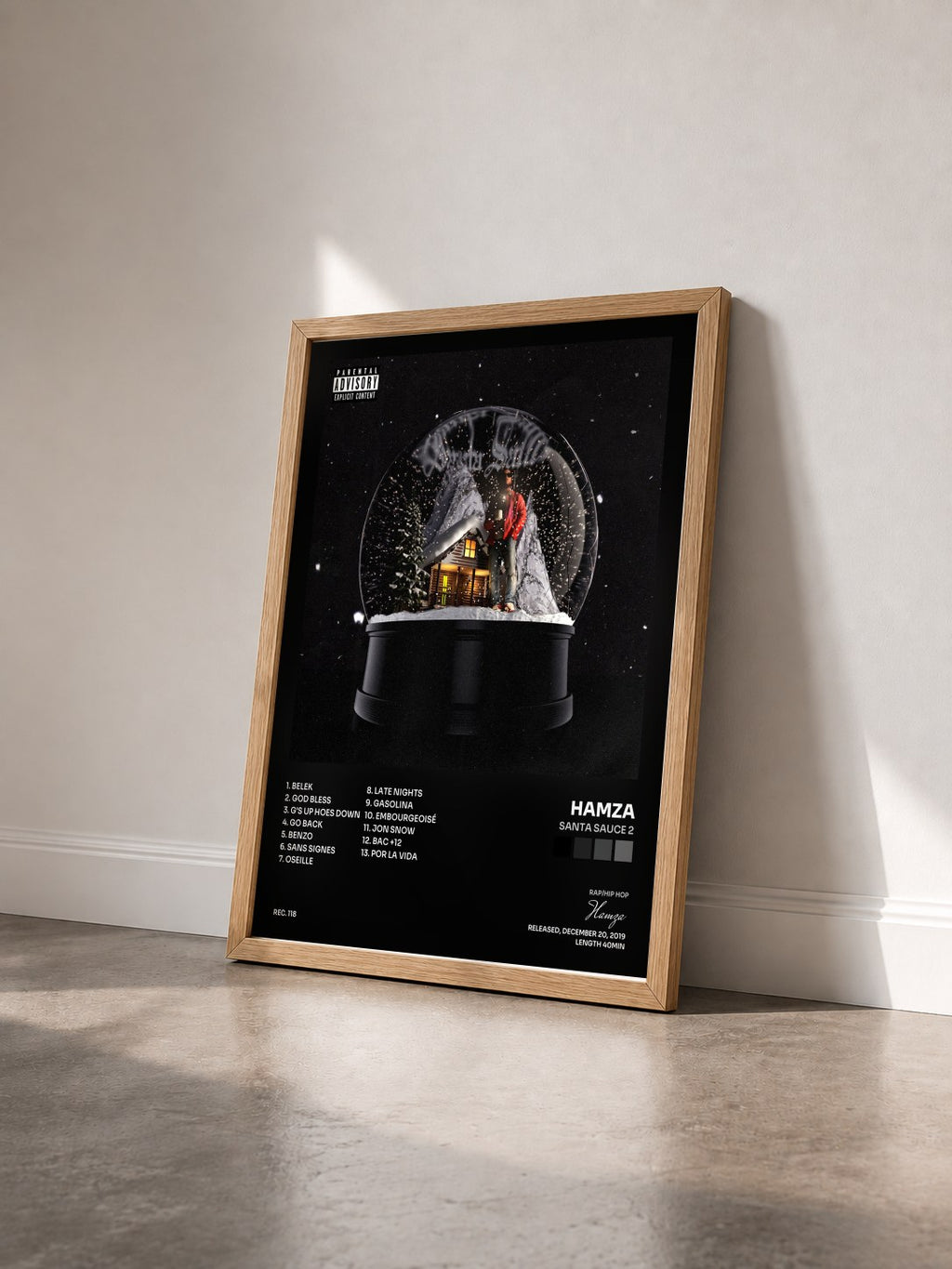 #bois Tableau de l'album Santa Sauce 2 de Hamza vu de trois quarts, cadre en bois brut