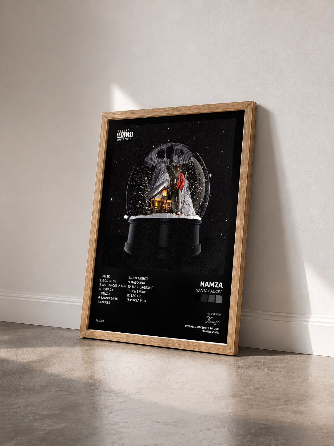 #bois Tableau de l'album Santa Sauce 2 de Hamza vu de trois quarts, cadre en bois brut