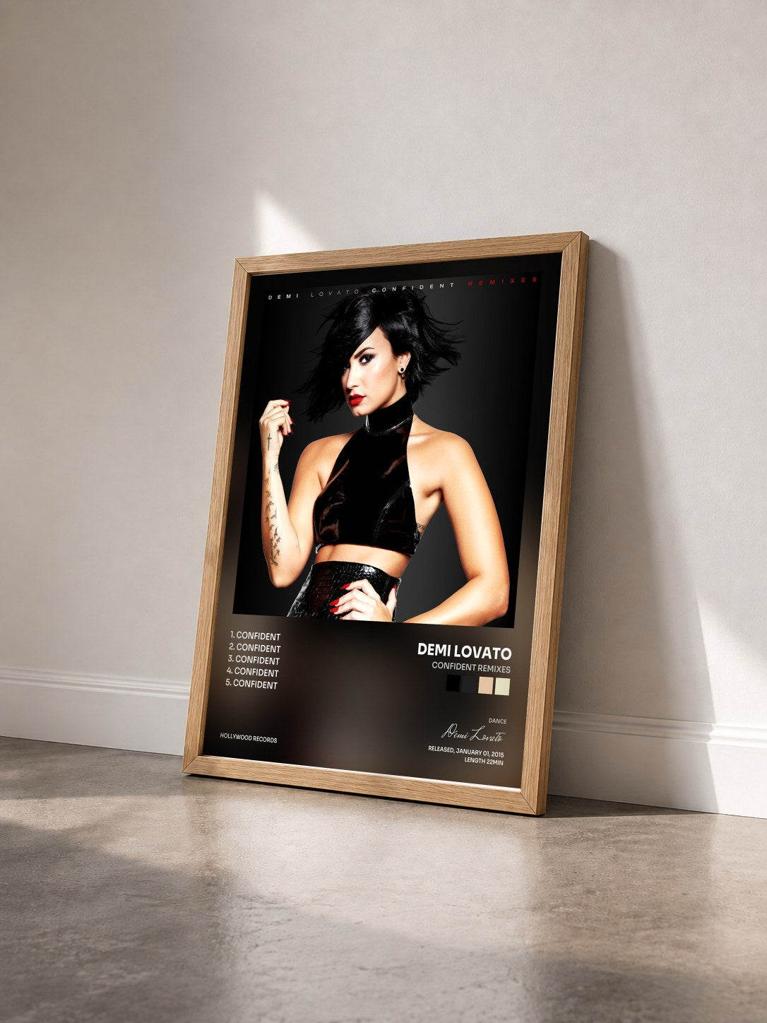#bois Tableau de l'album Confident Remixes de Demi Lovato vu de trois quarts, cadre en bois brut