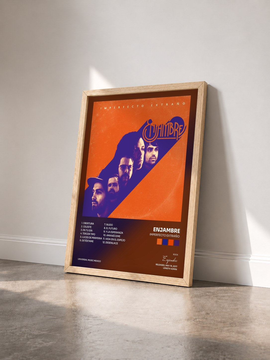 #bois Tableau de l'album Imperfecto Extraño de Enjambre vu de trois quarts, cadre en bois brut