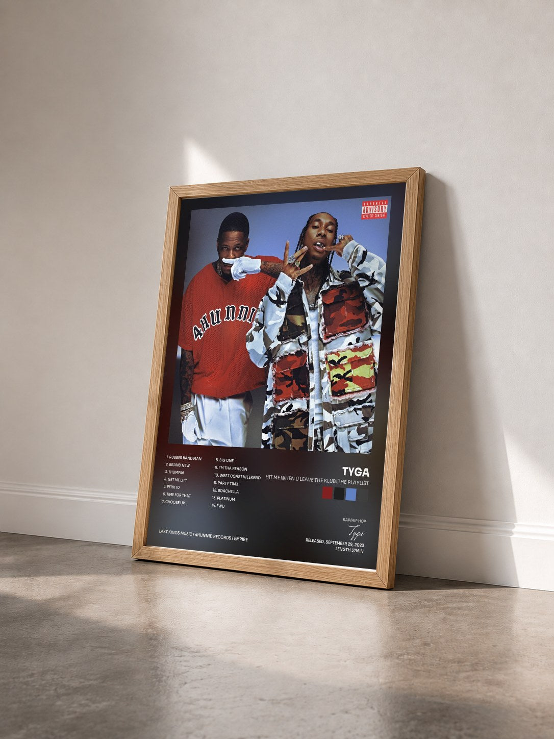 #bois Tableau de l'album Hit Me When U Leave The Klub: The Playlist de Tyga vu de trois quarts, cadre en bois brut