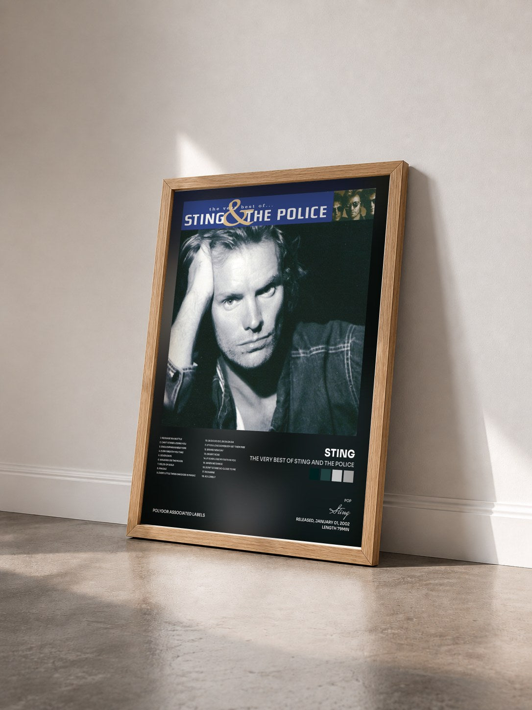 #bois Tableau de l'album The Very Best Of Sting And The Police de Sting vu de trois quarts, cadre en bois brut