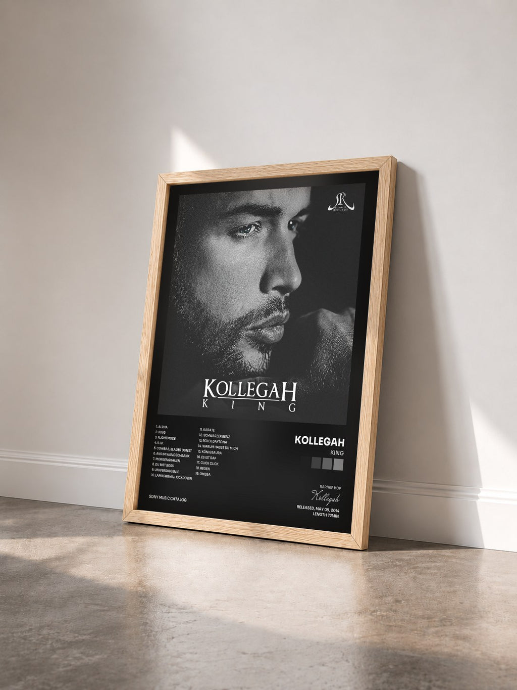 #bois Tableau de l'album King de Kollegah vu de trois quarts, cadre en bois brut
