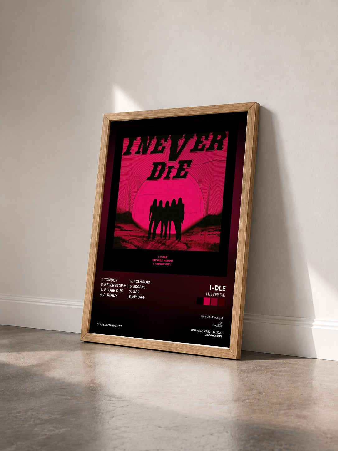 #bois Tableau de l'album I NEVER DIE de i-dle vu de trois quarts, cadre en bois brut