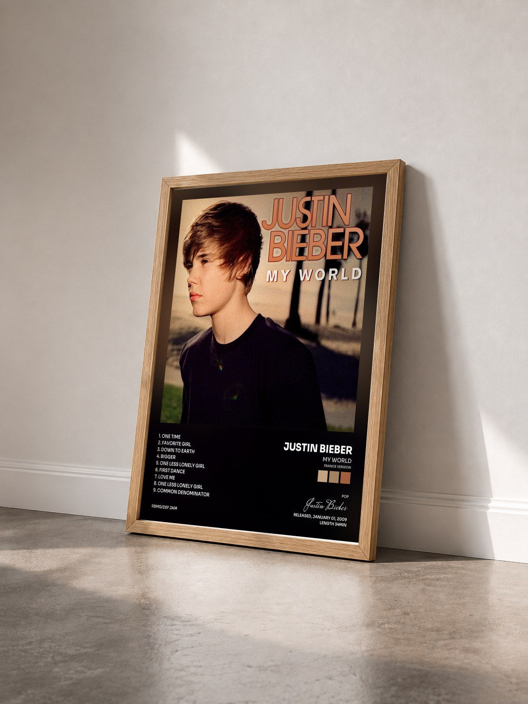 #bois Tableau de l'album My World (France Version) de Justin Bieber vu de trois quarts, cadre en bois brut