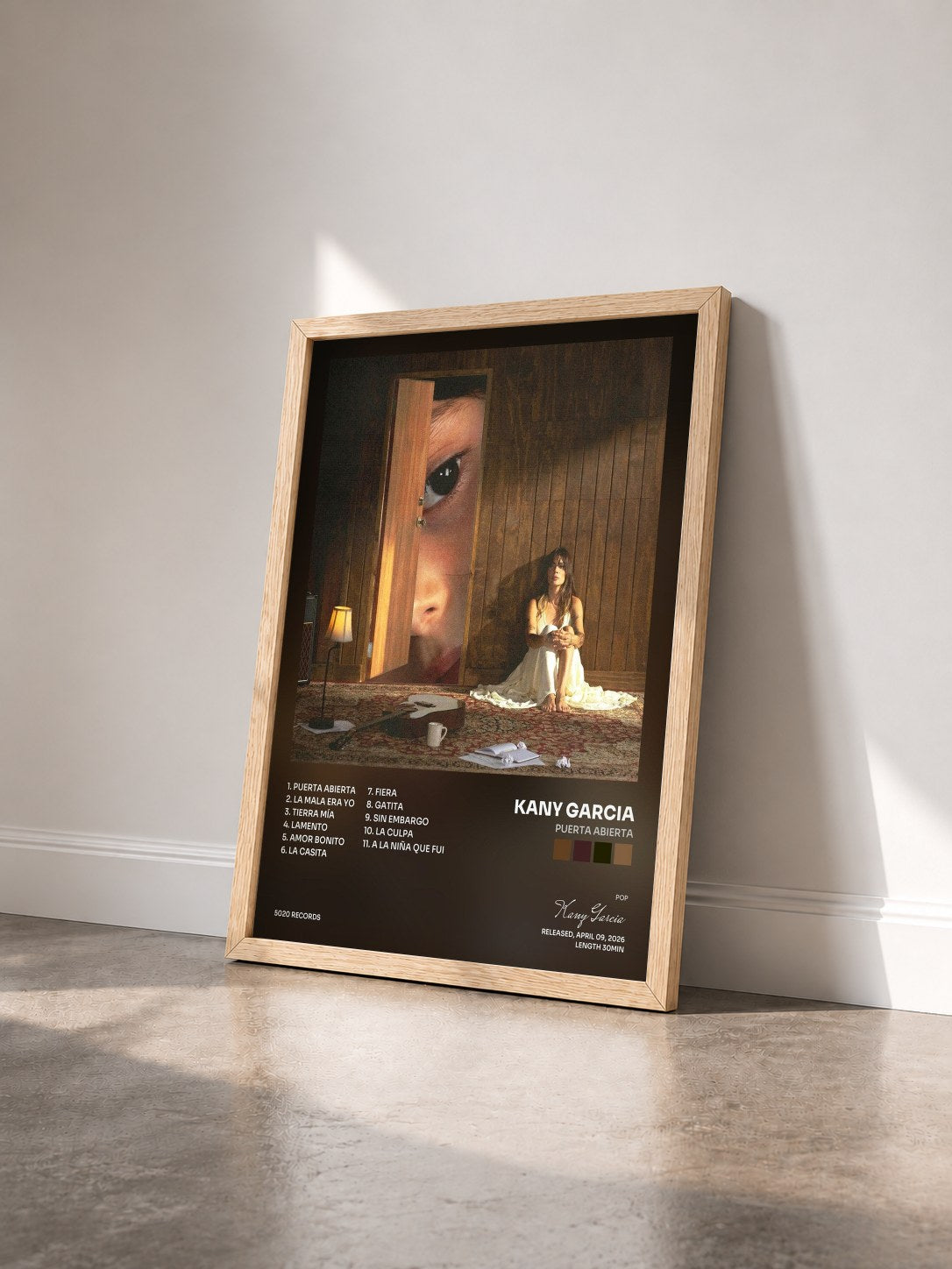 #bois Tableau de l'album PUERTA ABIERTA de Kany Garcia vu de trois quarts, cadre en bois brut