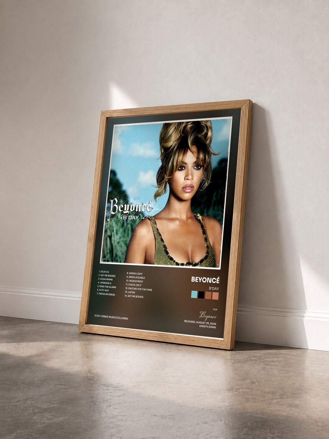 #bois Tableau de l'album B'Day de Beyoncé vu de trois quarts, cadre en bois brut