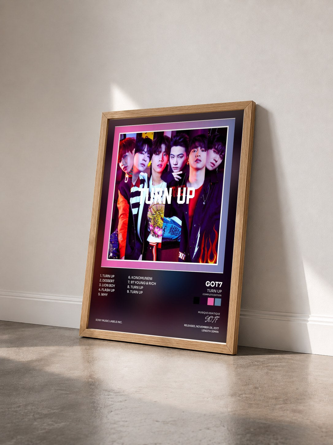 #bois Tableau de l'album TURN UP(Complete Edition) de GOT7 vu de trois quarts, cadre en bois brut