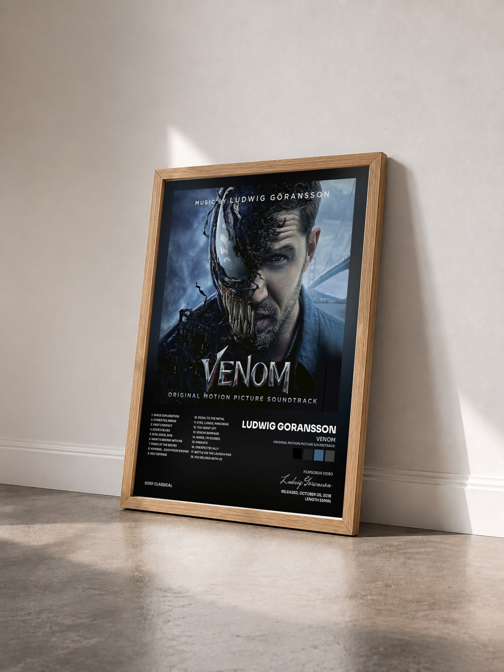 #bois Tableau de l'album Venom (Original Motion Picture Soundtrack) de Ludwig Goransson vu de trois quarts, cadre en bois brut