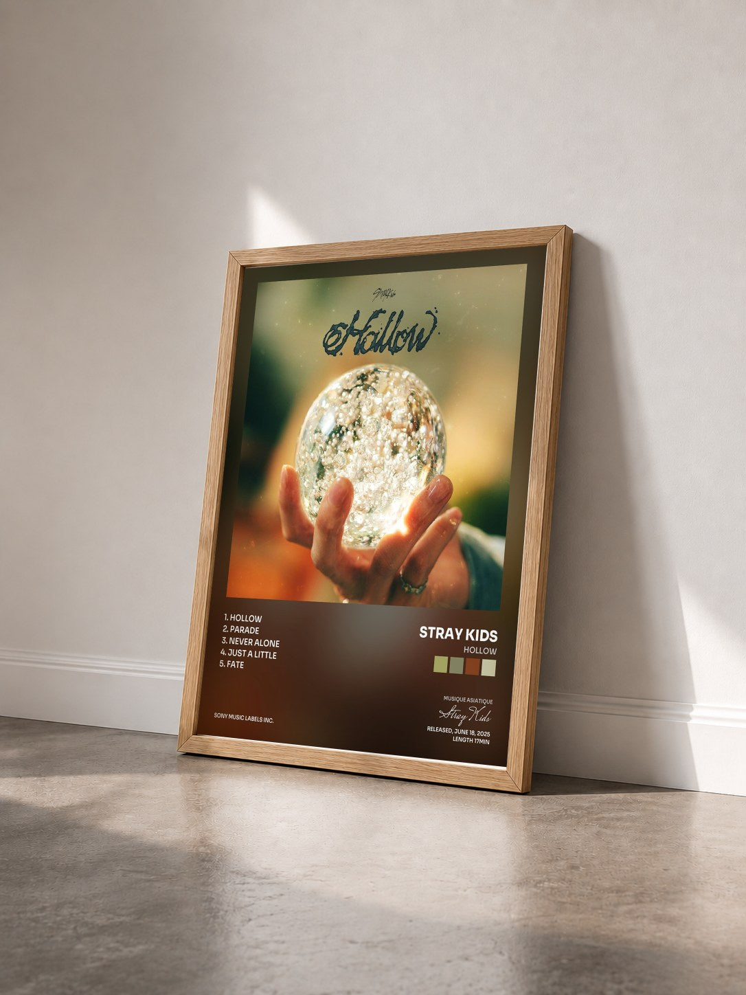 #bois Tableau de l'album Hollow de Stray Kids vu de trois quarts, cadre en bois brut