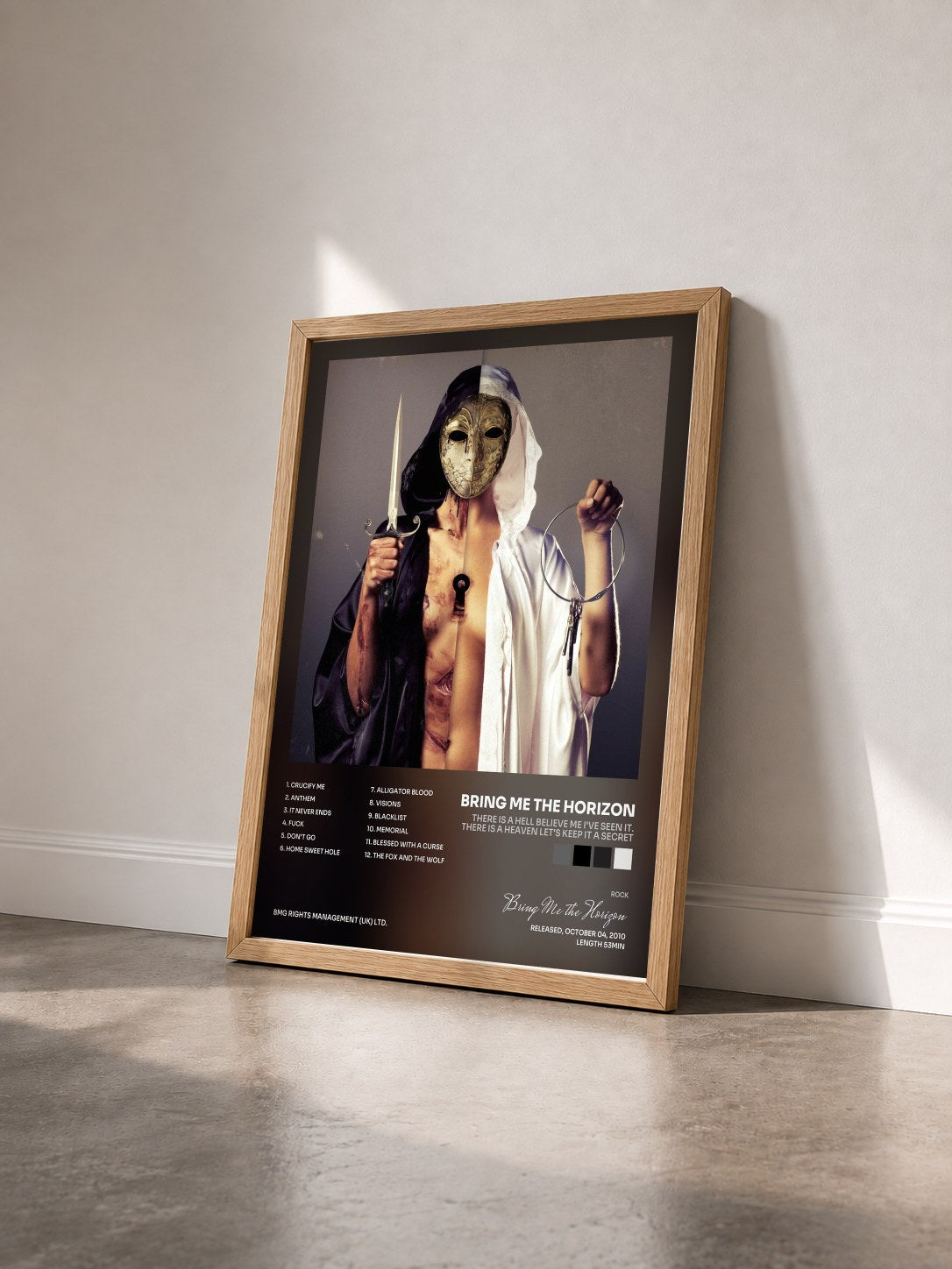 #bois Tableau de l'album There is a Hell Believe Me I've Seen It. There is a Heaven Let's Keep it a Secret de Bring Me the Horizon vu de trois quarts, cadre en bois brut