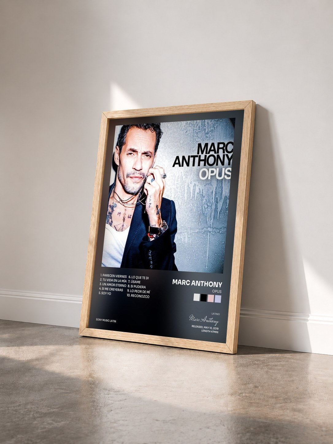 #bois Tableau de l'album OPUS de Marc Anthony vu de trois quarts, cadre en bois brut