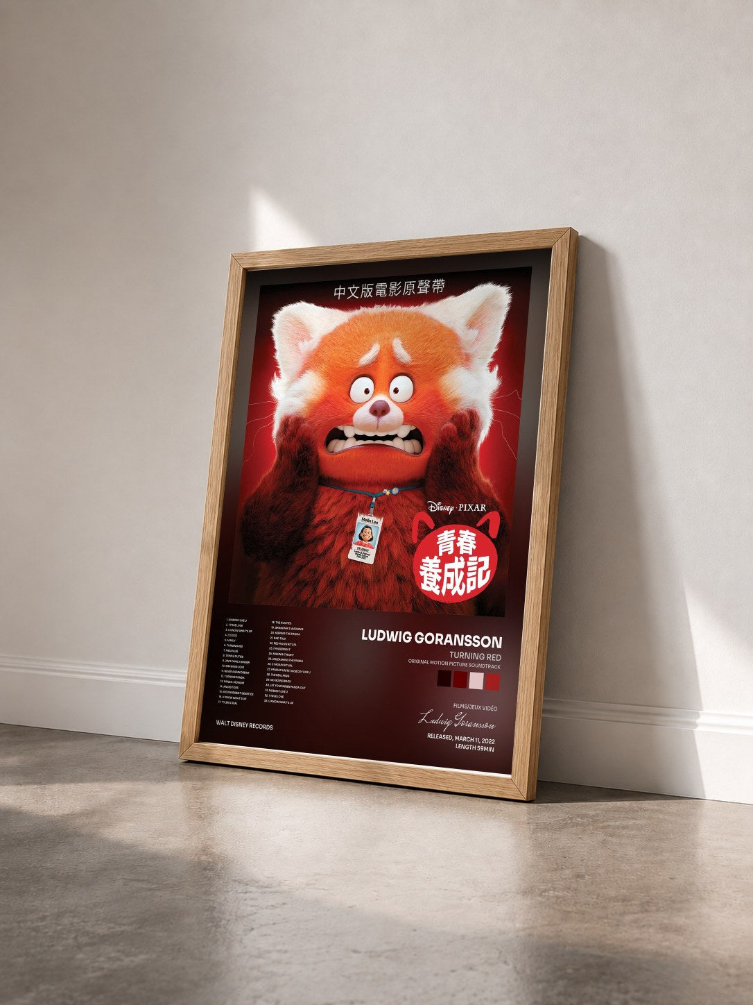 #bois Tableau de l'album Turning Red (Original Motion Picture Soundtrack) de Ludwig Goransson vu de trois quarts, cadre en bois brut