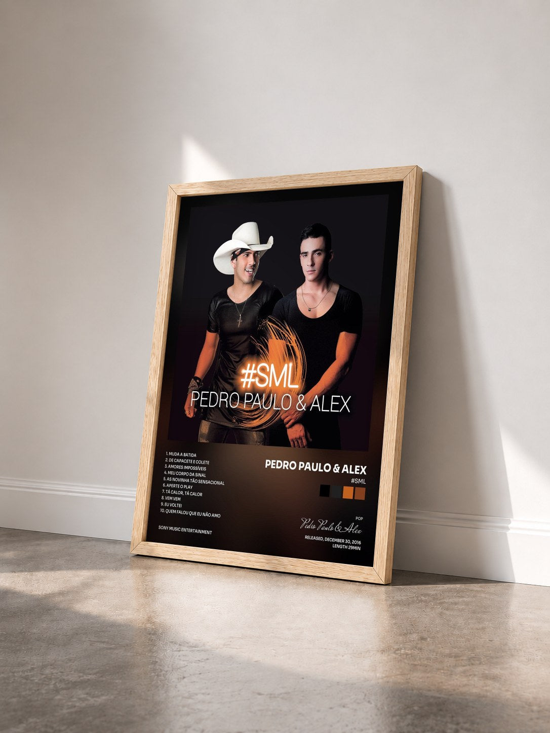 #bois Tableau de l'album #SML de Pedro Paulo & Alex vu de trois quarts, cadre en bois brut