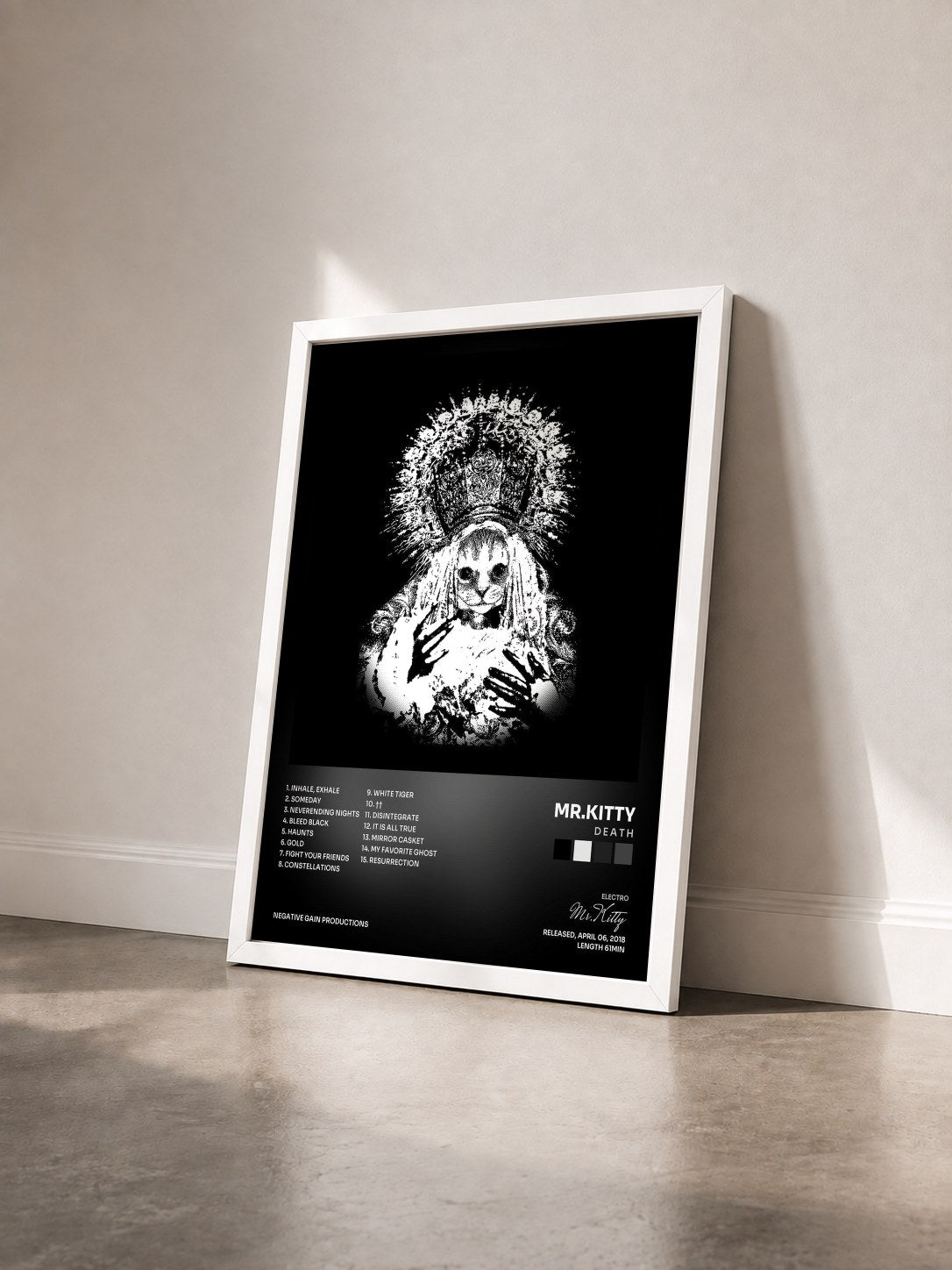 #blanc Tableau de l'album D E A T H de Mr.Kitty vu de trois quarts, cadre blanc