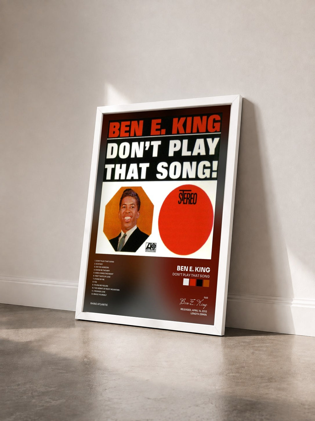 #blanc Tableau de l'album Don't Play That Song de Ben E. King vu de trois quarts, cadre blanc