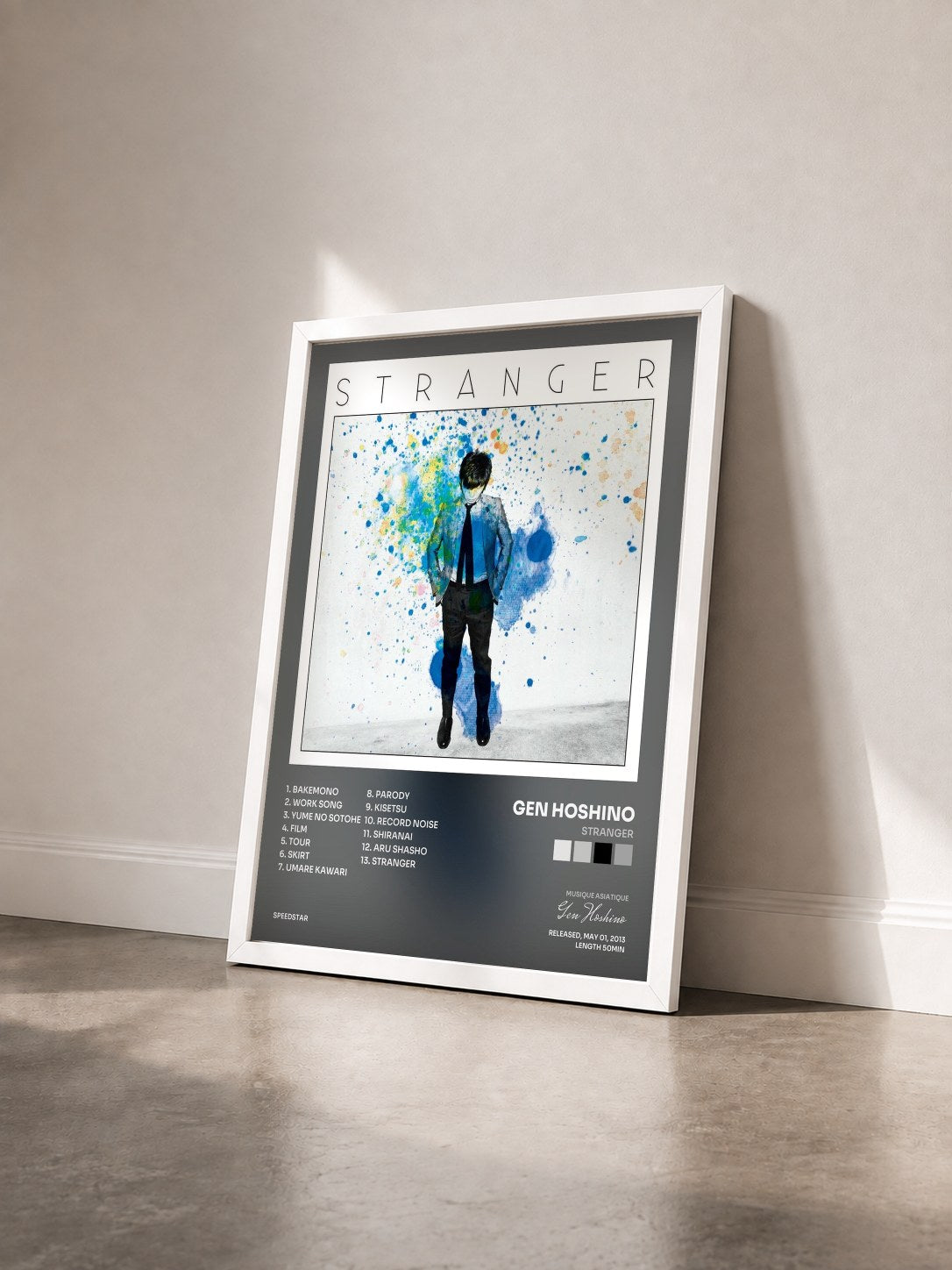 #blanc Tableau de l'album Stranger de Gen Hoshino vu de trois quarts, cadre blanc