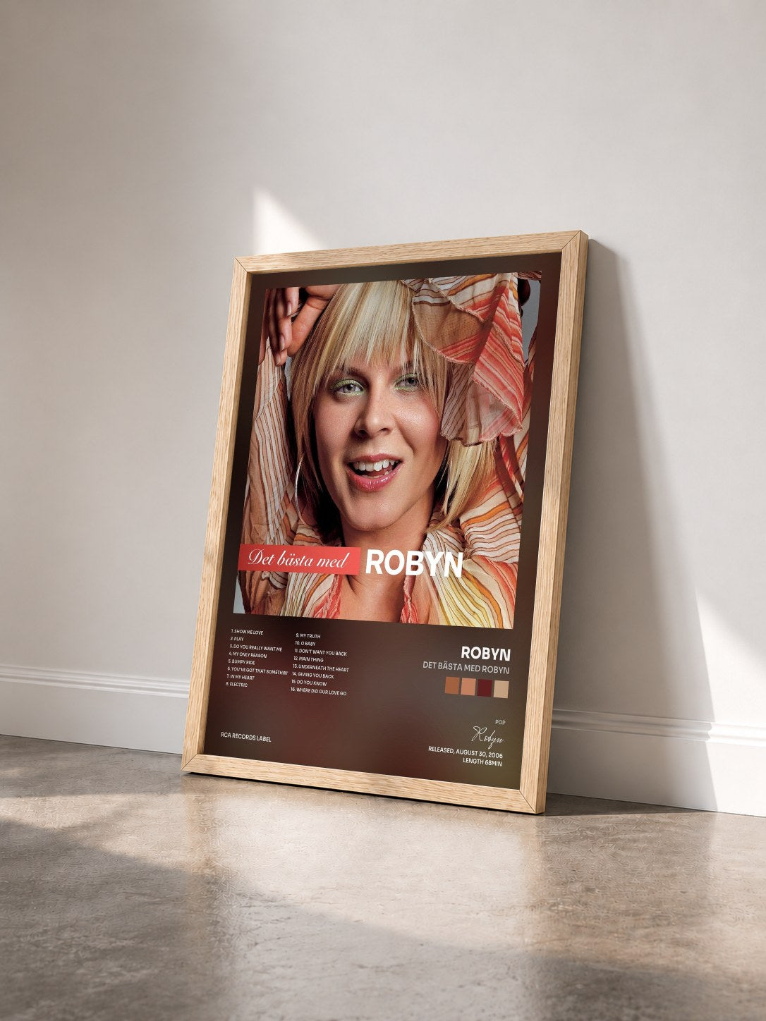 #bois Tableau de l'album Det Bästa Med Robyn de Robyn vu de trois quarts, cadre en bois brut