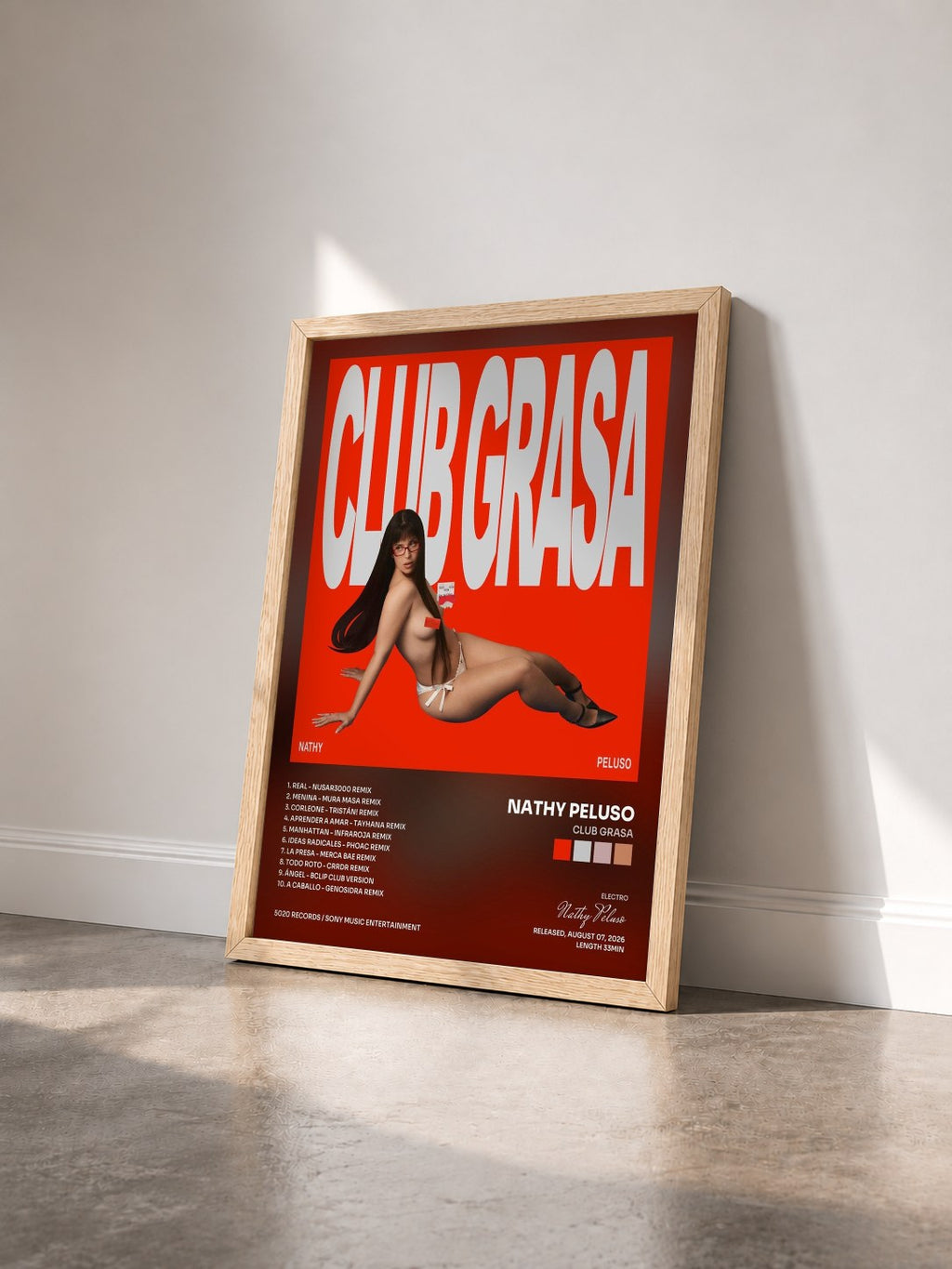#bois Tableau de l'album CLUB GRASA de Nathy Peluso vu de trois quarts, cadre en bois brut