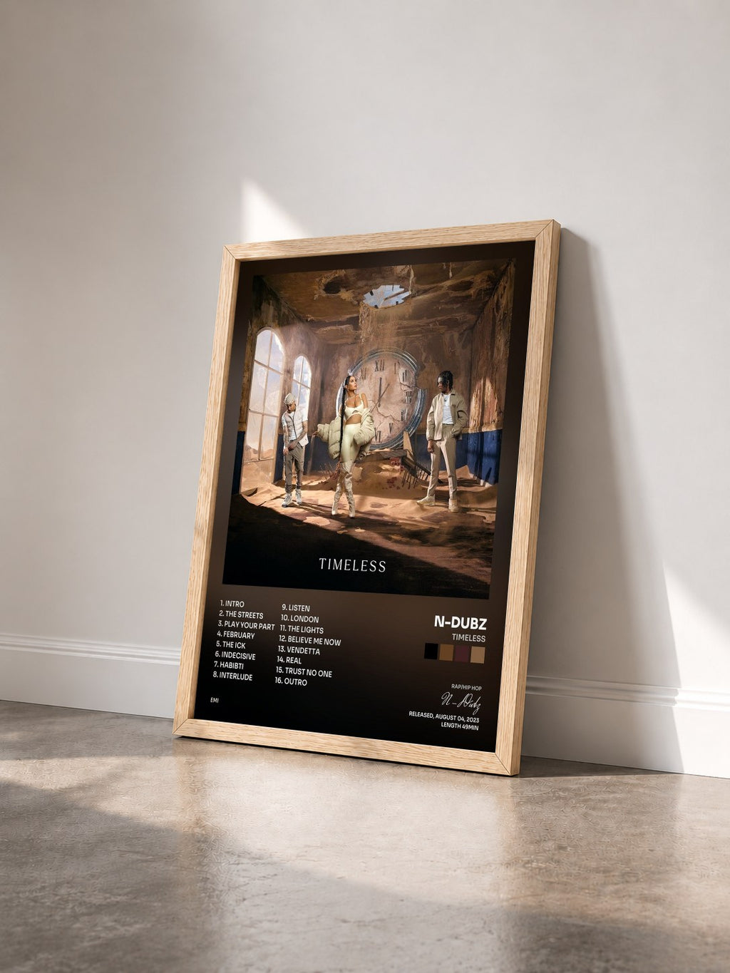 #bois Tableau de l'album Timeless de N-Dubz vu de trois quarts, cadre en bois brut
