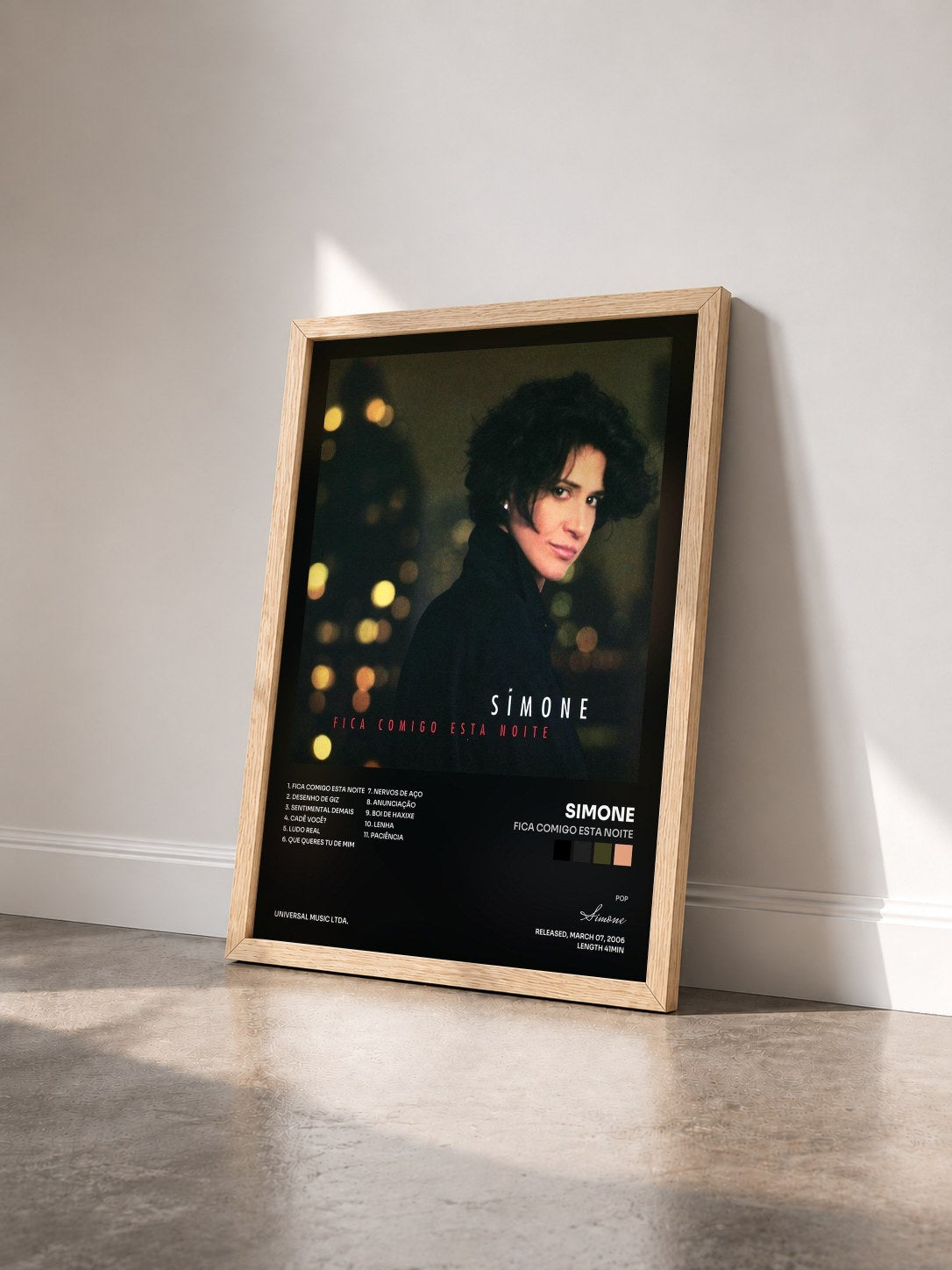 #bois Tableau de l'album Fica Comigo Esta Noite de Simone vu de trois quarts, cadre en bois brut