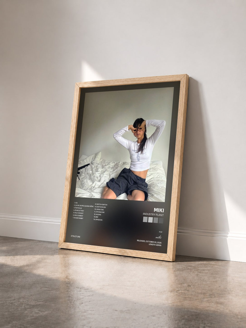 #bois Tableau de l'album industry plant de miki vu de trois quarts, cadre en bois brut