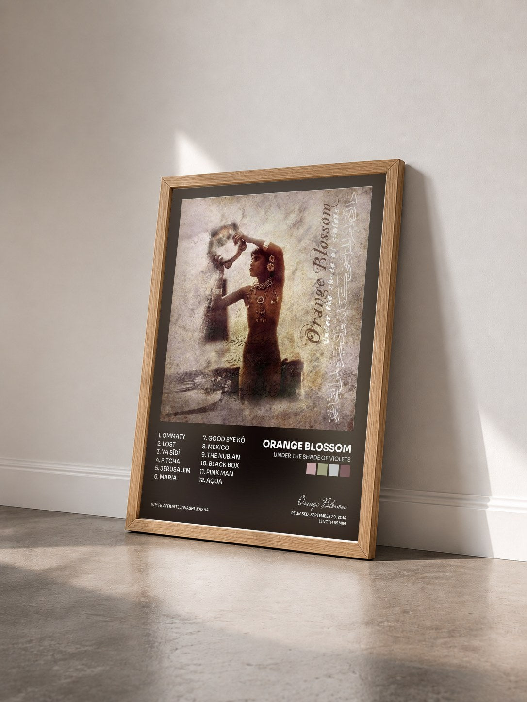 #bois Tableau de l'album Under the Shade of Violets de Orange Blossom vu de trois quarts, cadre en bois brut
