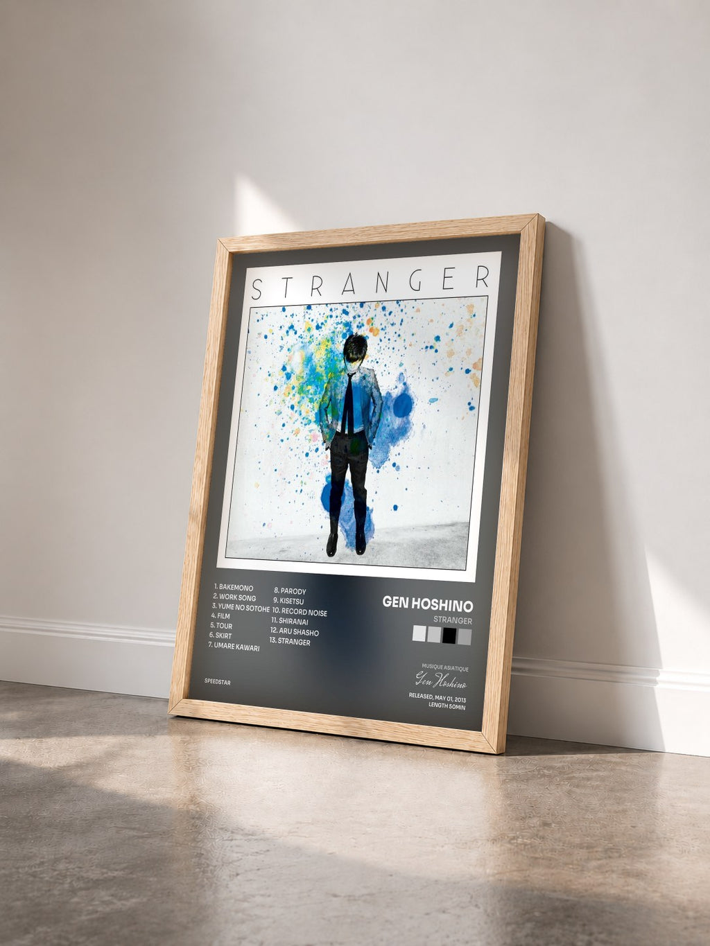 #bois Tableau de l'album Stranger de Gen Hoshino vu de trois quarts, cadre en bois brut
