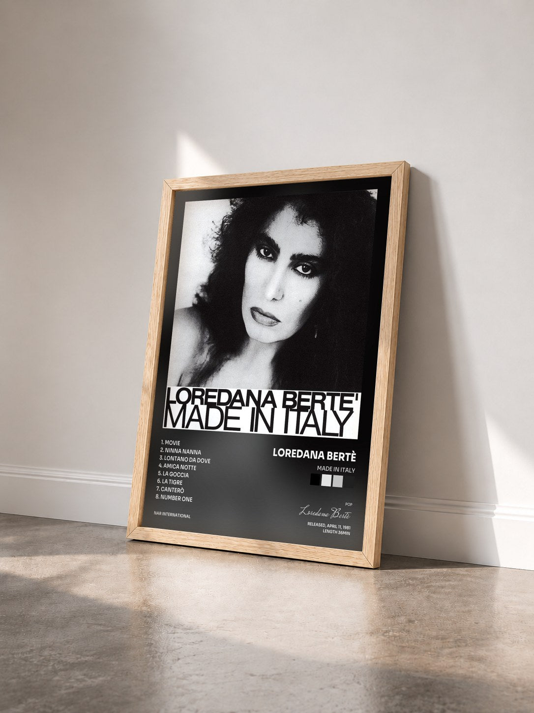 #bois Tableau de l'album Made In Italy de Loredana Bertè vu de trois quarts, cadre en bois brut