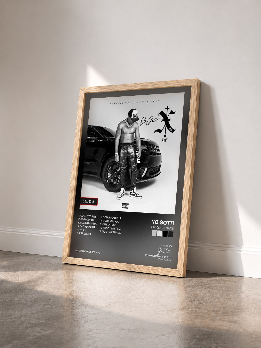 #bois Tableau de l'album CM10: Free Game de Yo Gotti vu de trois quarts, cadre en bois brut