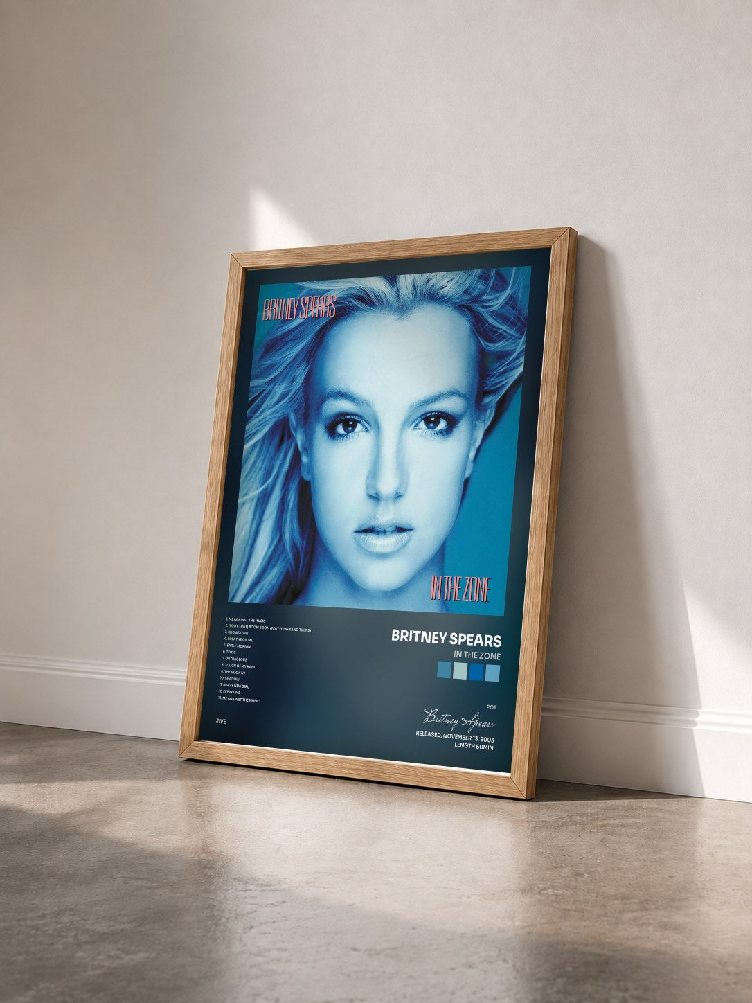 #bois Tableau de l'album In The Zone de Britney Spears vu de trois quarts, cadre en bois brut