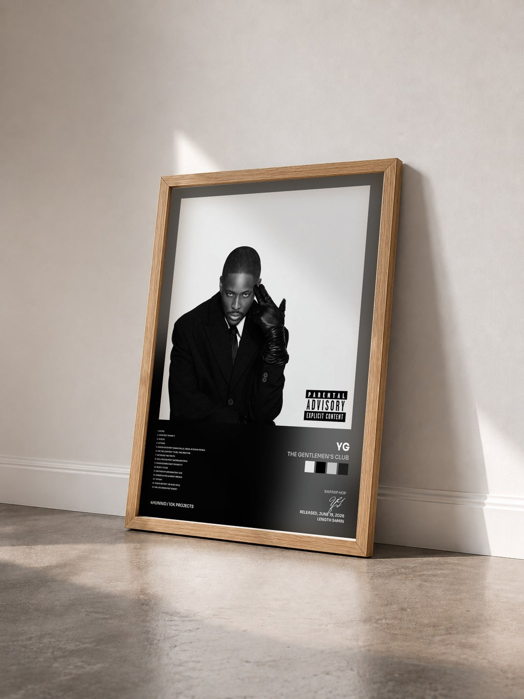 #bois Tableau de l'album THE GENTLEMEN'S CLUB de YG vu de trois quarts, cadre en bois brut