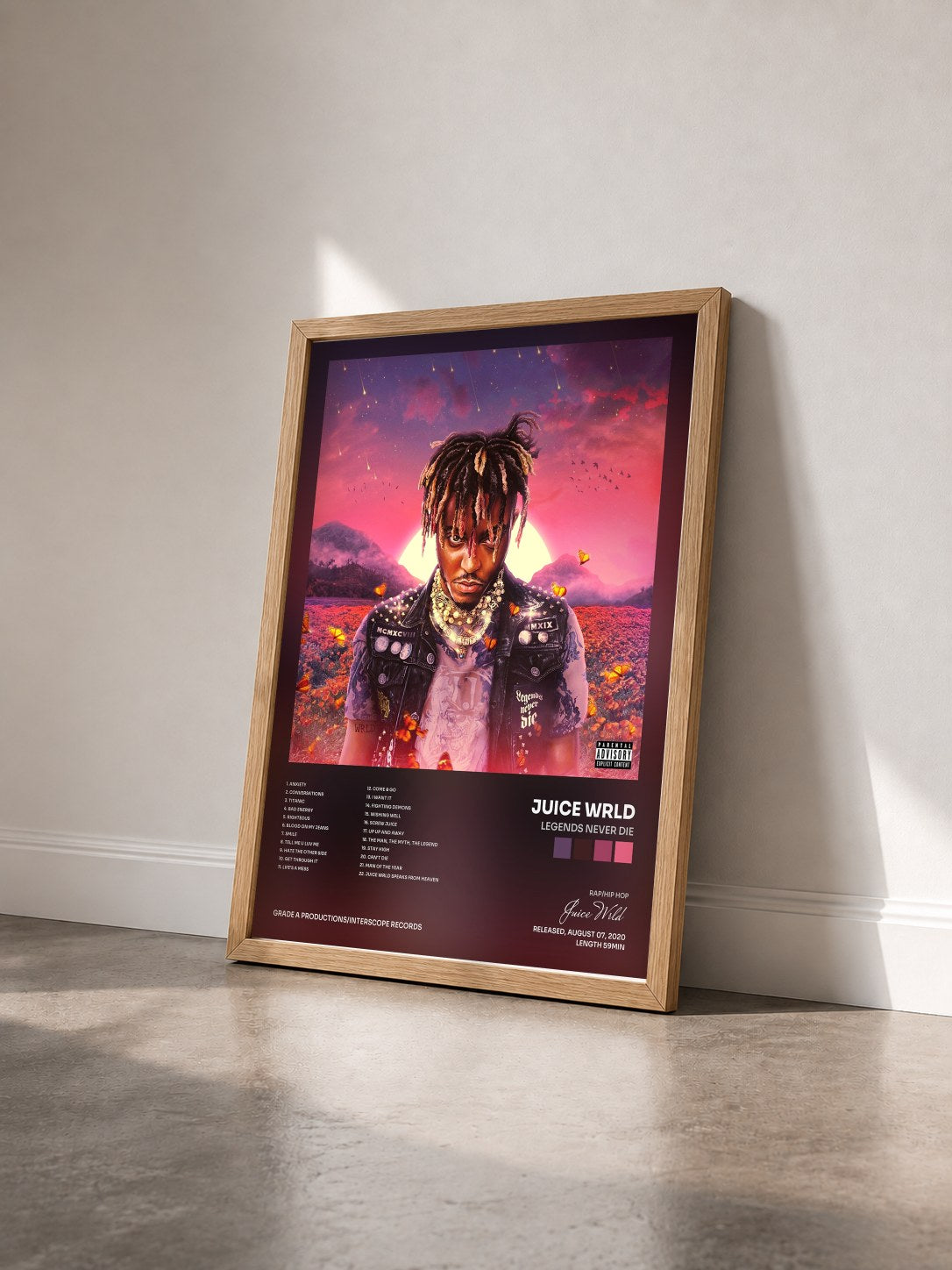 #bois Tableau de l'album Legends Never Die de Juice Wrld vu de trois quarts, cadre en bois brut