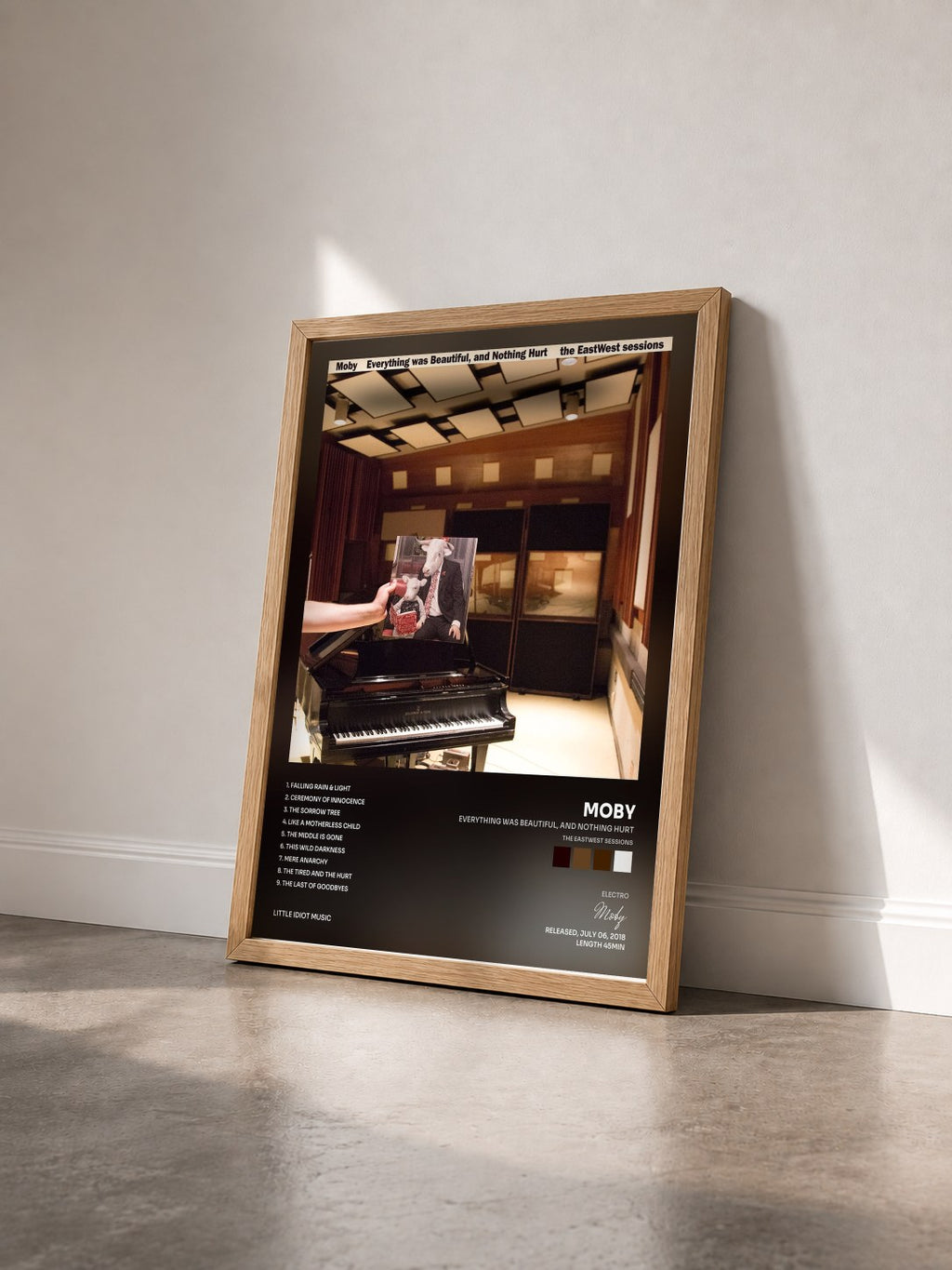 #bois Tableau de l'album Everything Was Beautiful, And Nothing Hurt (The EastWest Sessions) de Moby vu de trois quarts, cadre en bois brut
