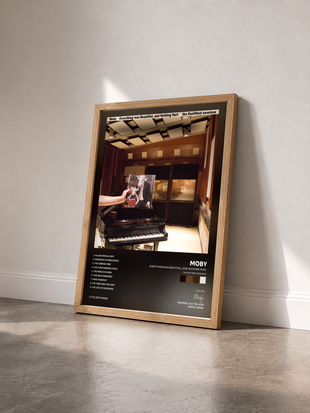 #bois Tableau de l'album Everything Was Beautiful, And Nothing Hurt (The EastWest Sessions) de Moby vu de trois quarts, cadre en bois brut