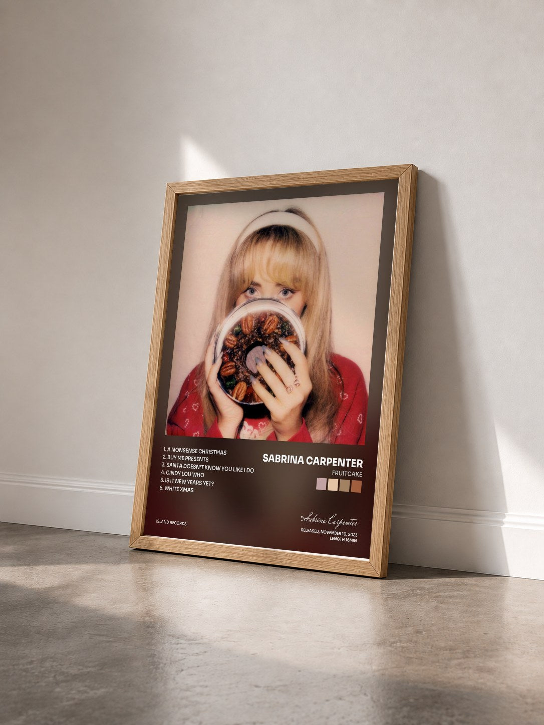 #bois Tableau de l'album fruitcake de Sabrina Carpenter vu de trois quarts, cadre en bois brut